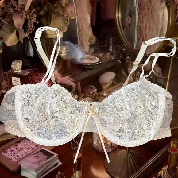 Vintage Luxury‎ Designer I.D. Sarrieri Lace bra super luxe + dreamy details 💕